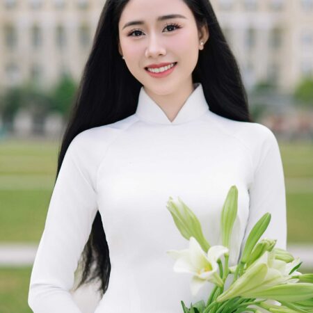 Tu Quynh ao dai le